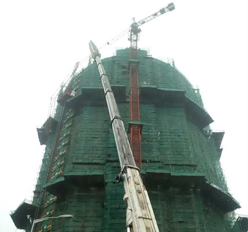 赵县吊车在工地上作业